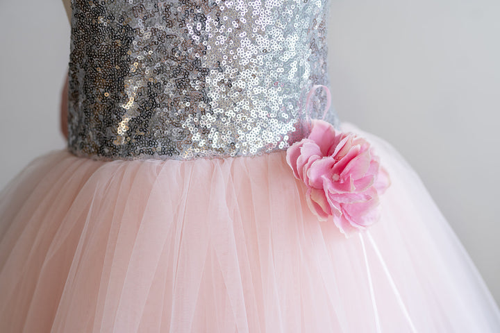 Flower broach in pink with satin ribbon